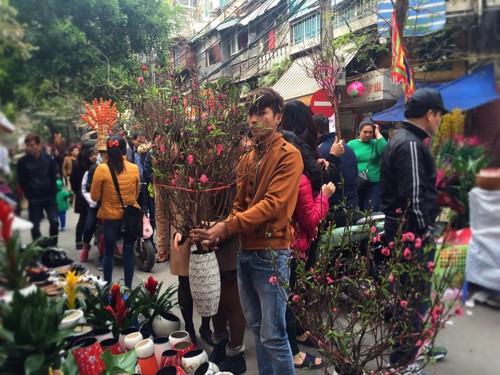 Hang Luoc Flower Market in Hanoi's Old Quarter - ảnh 13